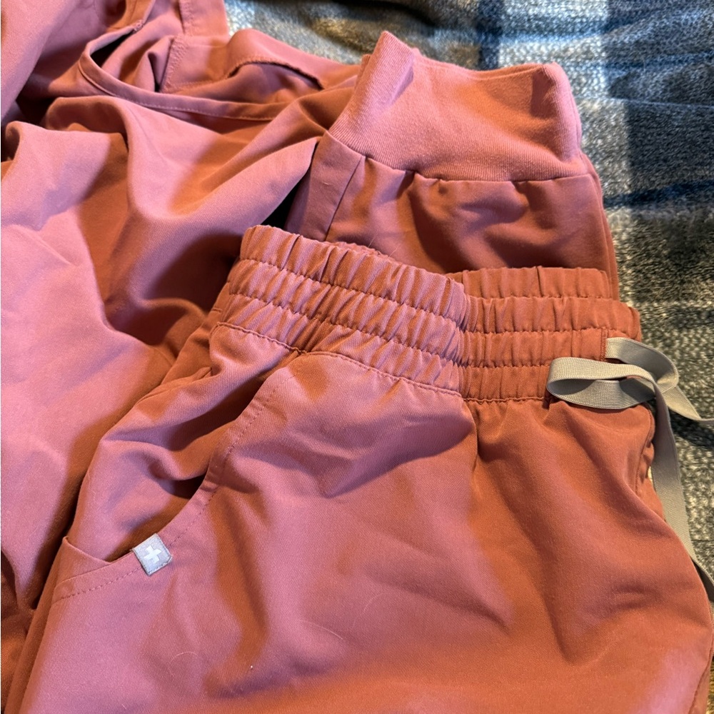 Figs mauve scrub set